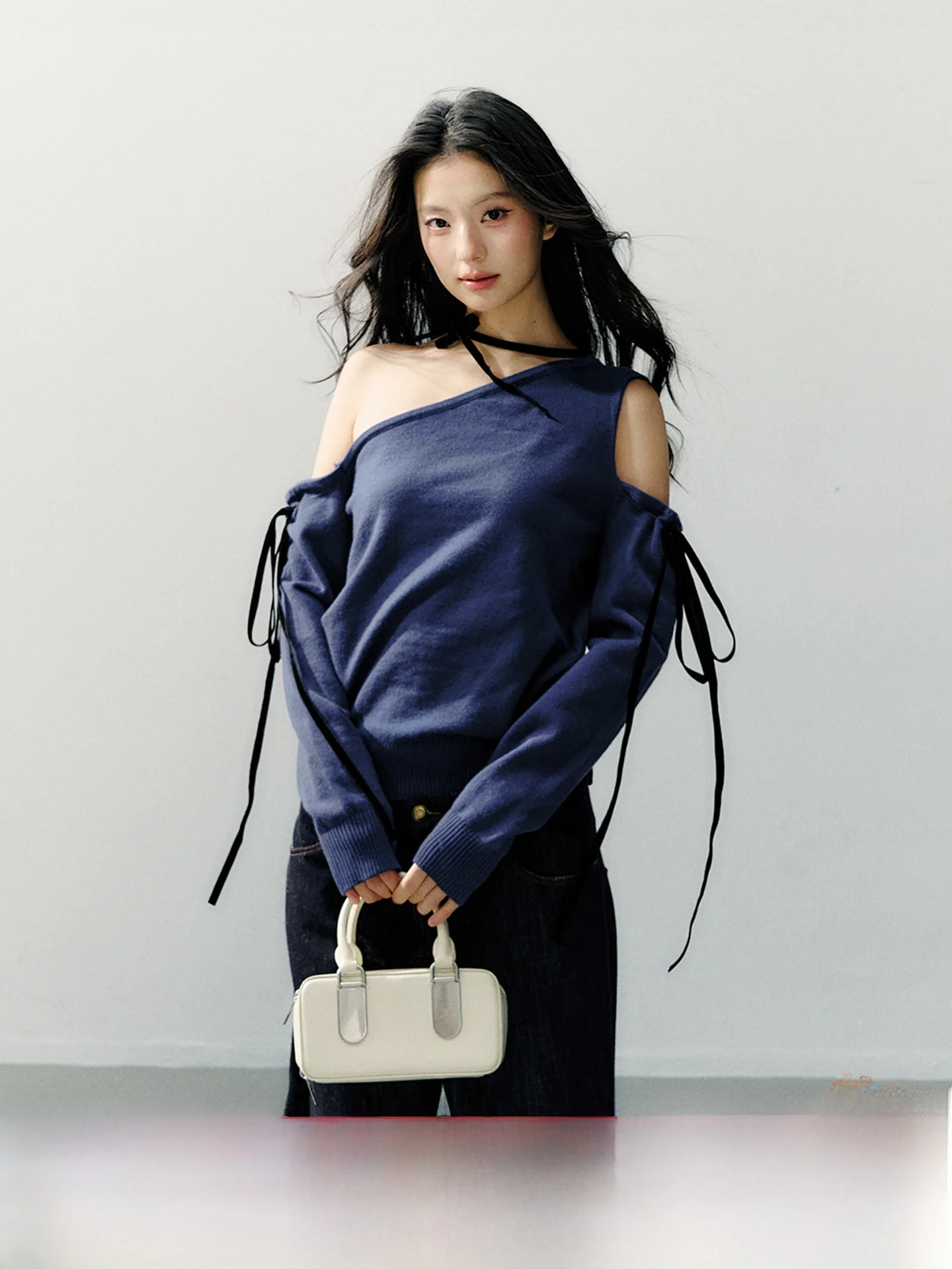 7iftin Оригинальный синий вязаный топ с открытыми плечами и длинными рукавами, повседневный дизайн, свободный крой, женская мода, весна 2026
7iftin Оригинальный синий вязаный топ с открытыми плечами и длинными рукавами, повседневный дизайн, свободный крой, женская мода, весна 2026