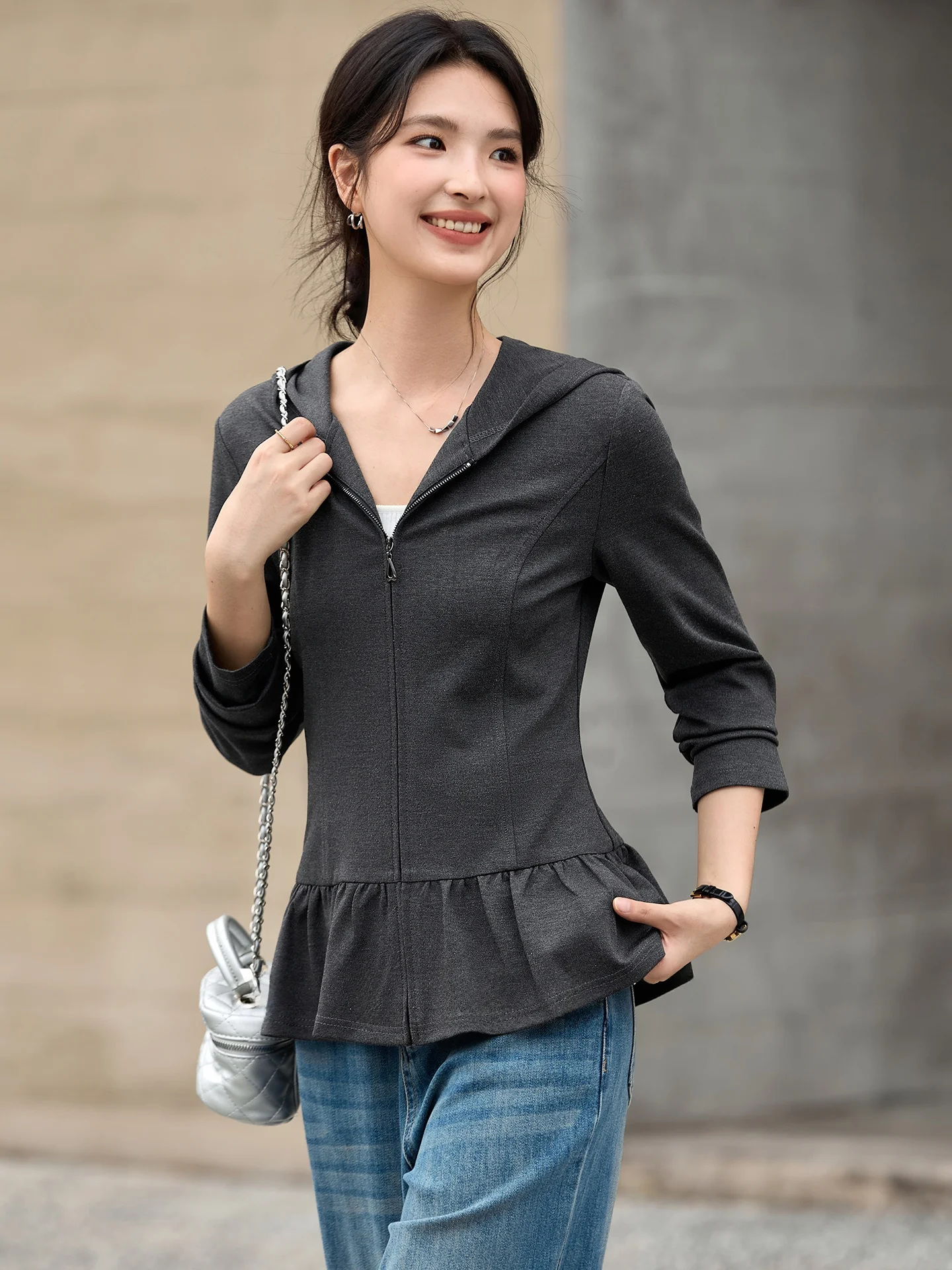 Deep Grey Hooded Zipper Jacket Women's Spring New Style Waist Cinching Slimming Long Sleeve Casual V-Neck Fashion Top
Deep Grey Hooded Zipper Jacket Women's Spring New Style Waist Cinching Slimming Long Sleeve Casual V-Neck Fashion Top