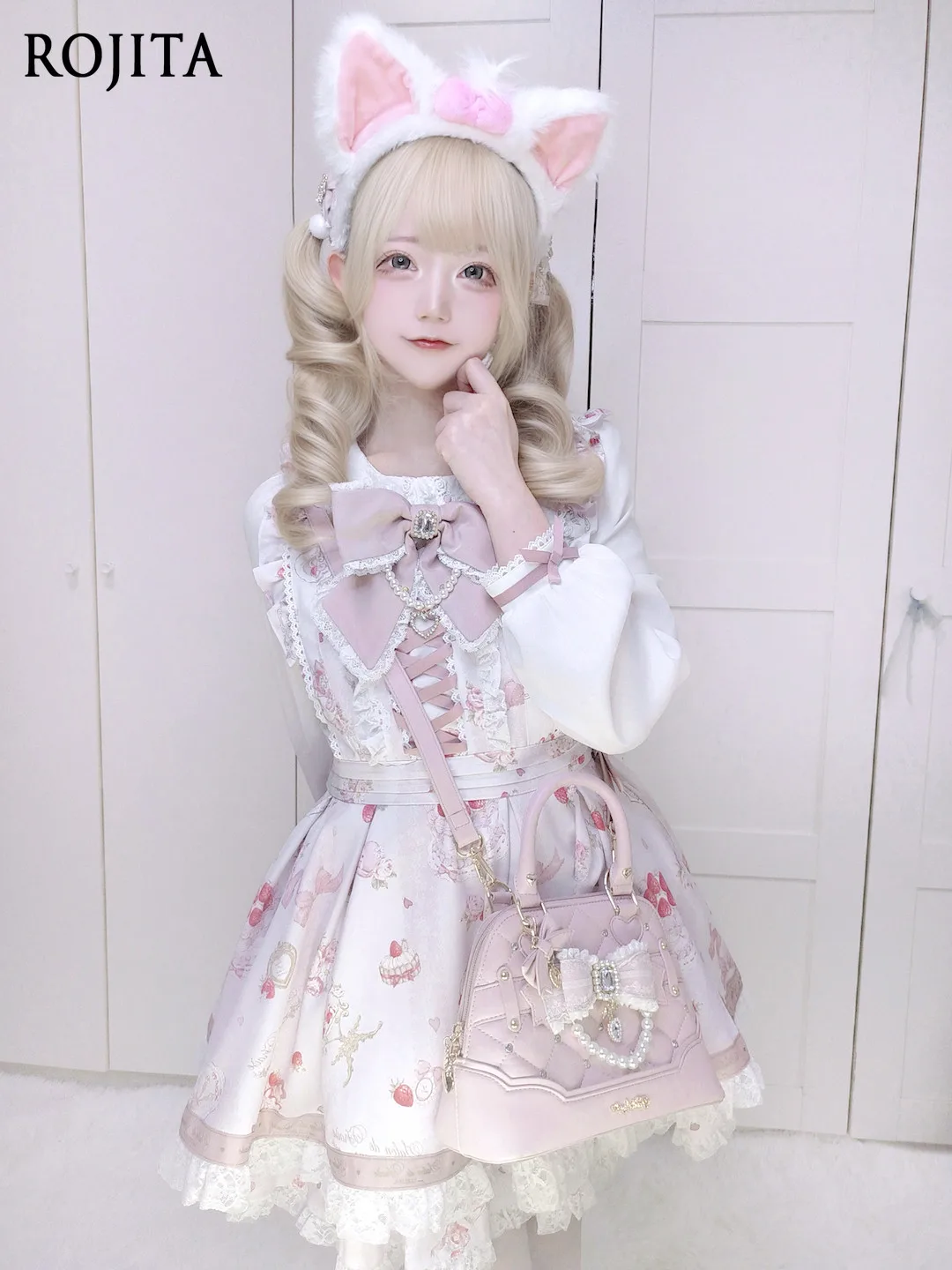 Light Pink Girly Romantic Lolita Handbag Lolita Subculture Japanese Mass-produced Shell Bag Dome Purse with Rhinestone
Light Pink Girly Romantic Lolita Handbag Lolita Subculture Japanese Mass-produced Shell Bag Dome Purse with Rhinestone