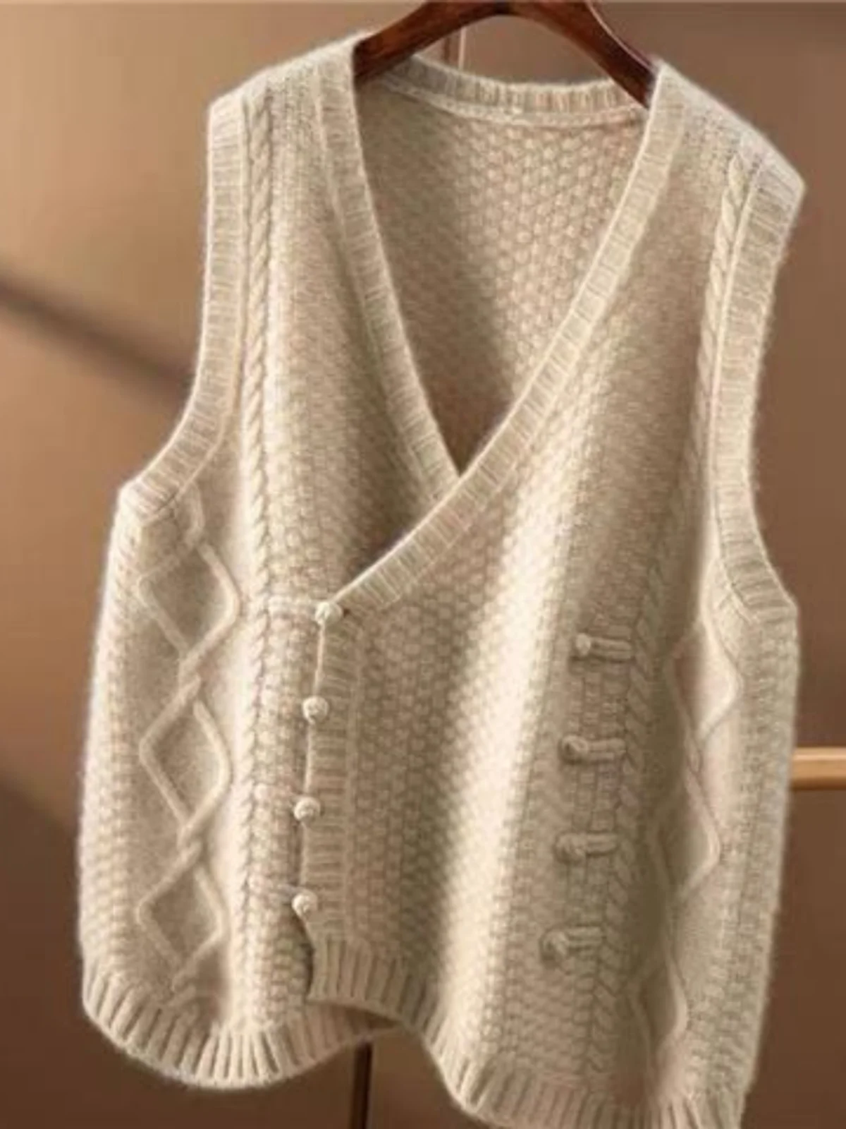 Retro Knitted Open Cardigan Vest Women's Fashionable Autumn Winter Warm Outerwear V-Neck Double Button Loose Fit Color
Retro Knitted Open Cardigan Vest Women's Fashionable Autumn Winter Warm Outerwear V-Neck Double Button Loose Fit Color