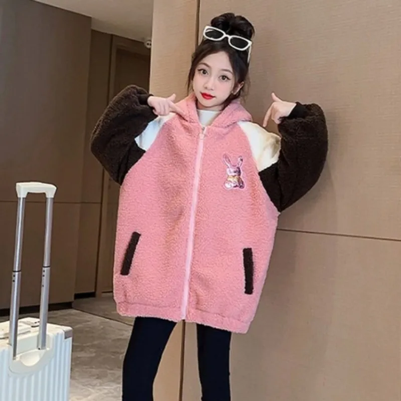 Осенне-зимнее пальто для девочек, новинка 2025 года, термоизолированная зимняя стильная термокуртка на подкладке из искусственного меха для больших детей, одежда для девочек-подростков
Осенне-зимнее пальто для девочек, новинка 2025 года, термоизолированная зимняя стильная термокуртка на подкладке из искусственного меха для больших детей, одежда для девочек-подростков