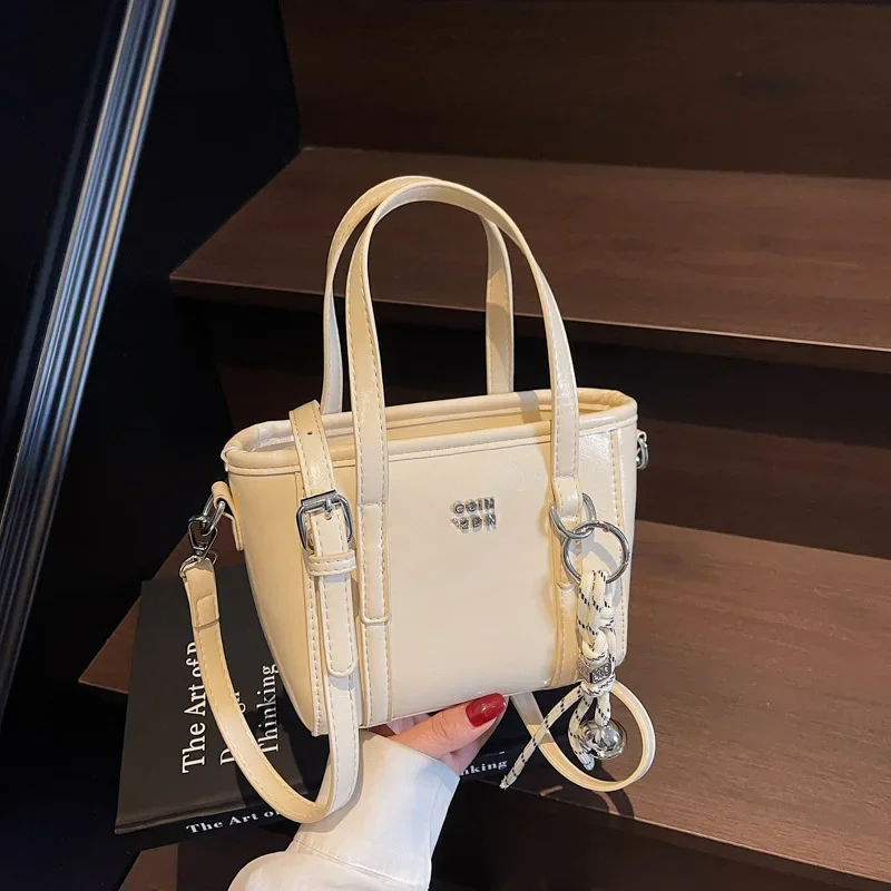 1 Piece of Pure Color Shoulder Bag for Women, Versatile Hand-Held Crossbody Bag, Fashionable Tote Bag That Can Hold Mobile Phone
1 Piece of Pure Color Shoulder Bag for Women, Versatile Hand-Held Crossbody Bag, Fashionable Tote Bag That Can Hold Mobile Phone