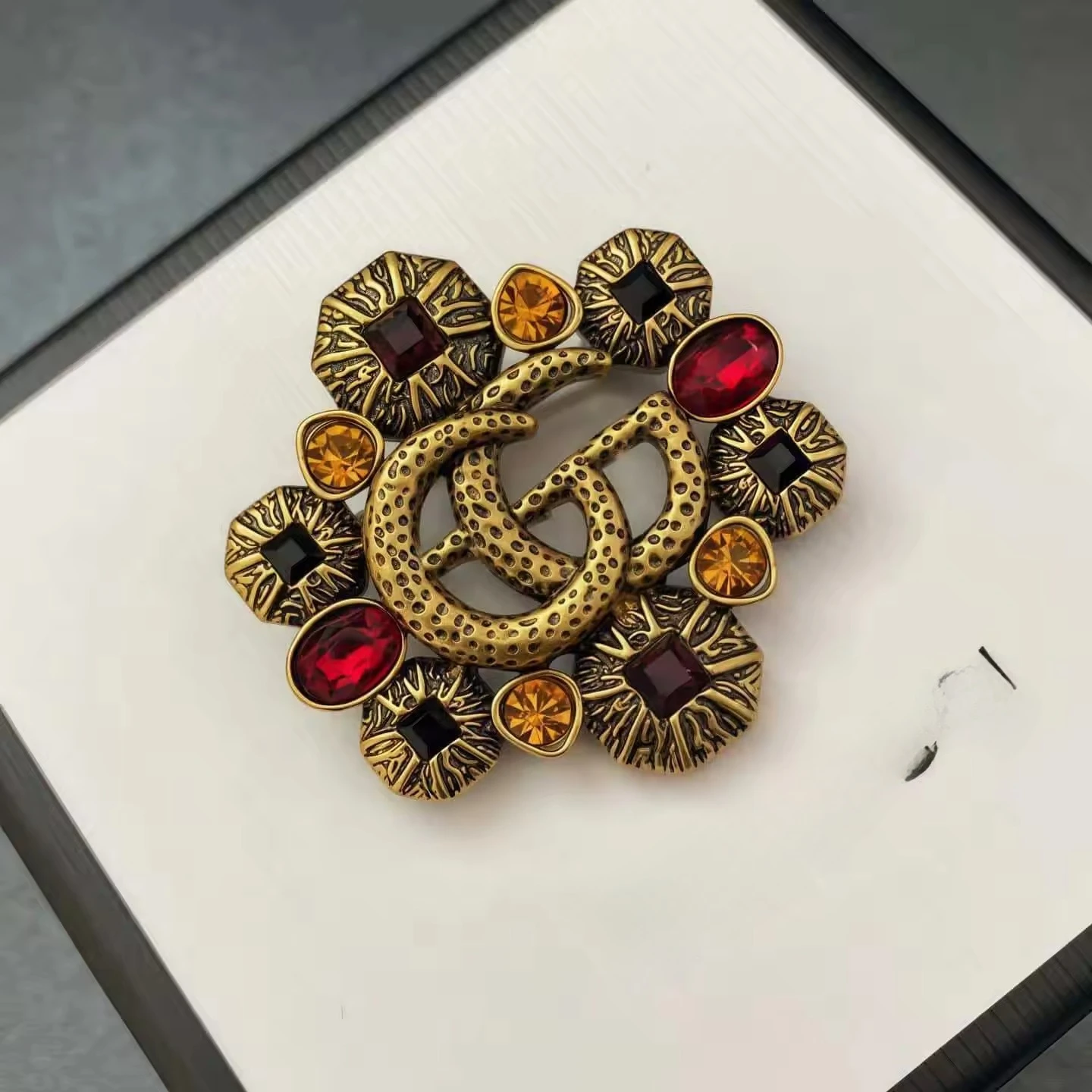 G's модная ретро-полая цветная брошь с бриллиантами и цирконом, европейская и американская латунная позолоченная дизайнерская ювелирная брошь
G's модная ретро-полая цветная брошь с бриллиантами и цирконом, европейская и американская латунная позолоченная дизайнерская ювелирная брошь