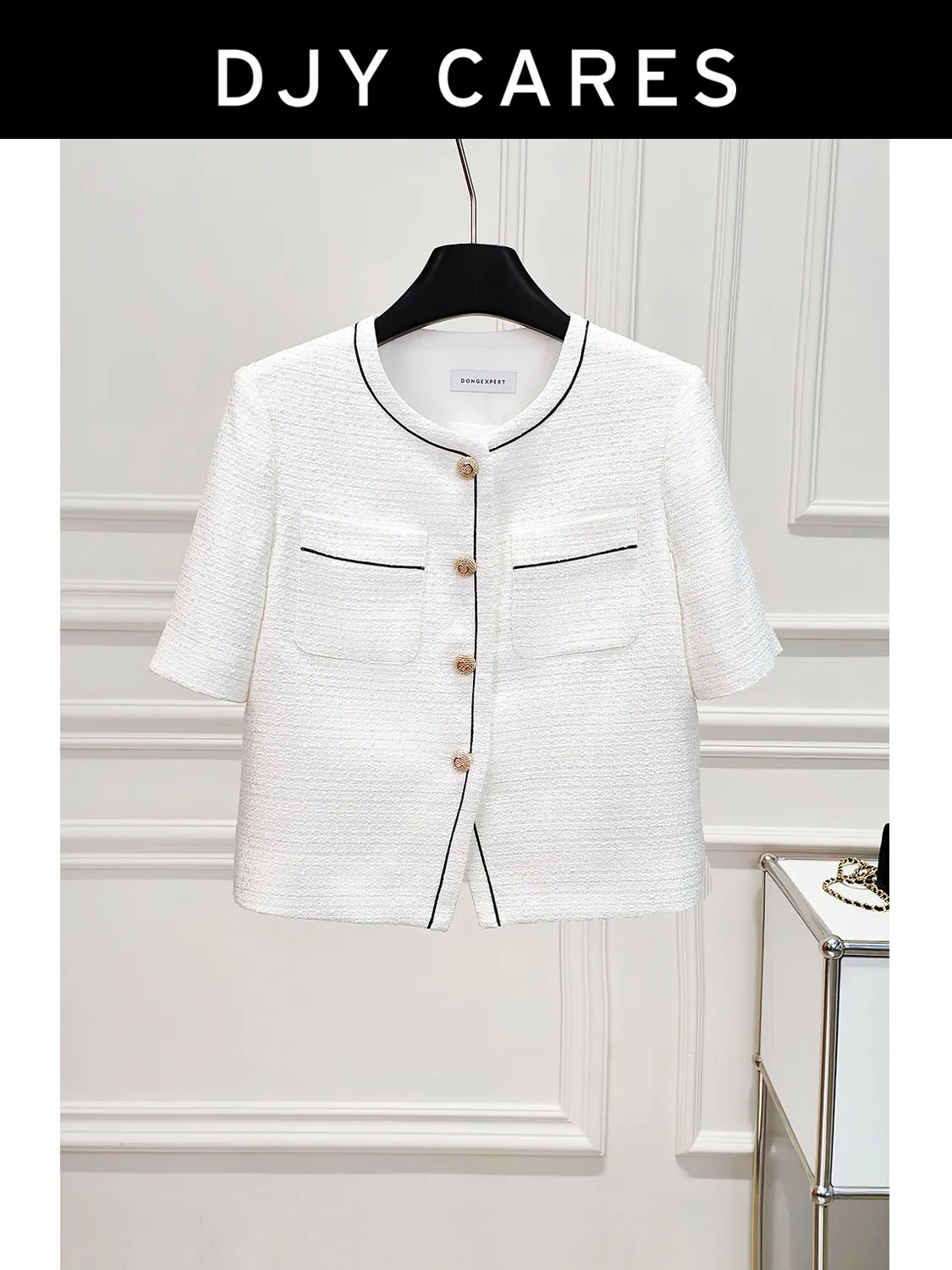 Новая модная куртка с короткими рукавами, тяжелый черно-белый контрастный простой тонкий топ большого размера.
Новая модная куртка с короткими рукавами, тяжелый черно-белый контрастный простой тонкий топ большого размера.