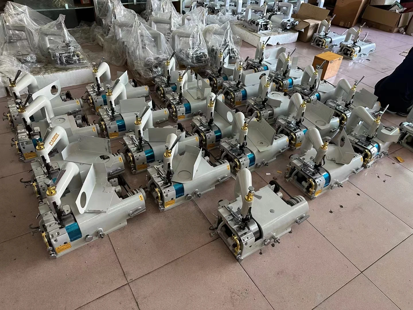 Manual PE Stretching Film Wrapping Machine For Carton Box Portable Carton Small Items PE Film Wrapping Packaging Machine
Manual PE Stretching Film Wrapping Machine For Carton Box Portable Carton Small Items PE Film Wrapping Packaging Machine