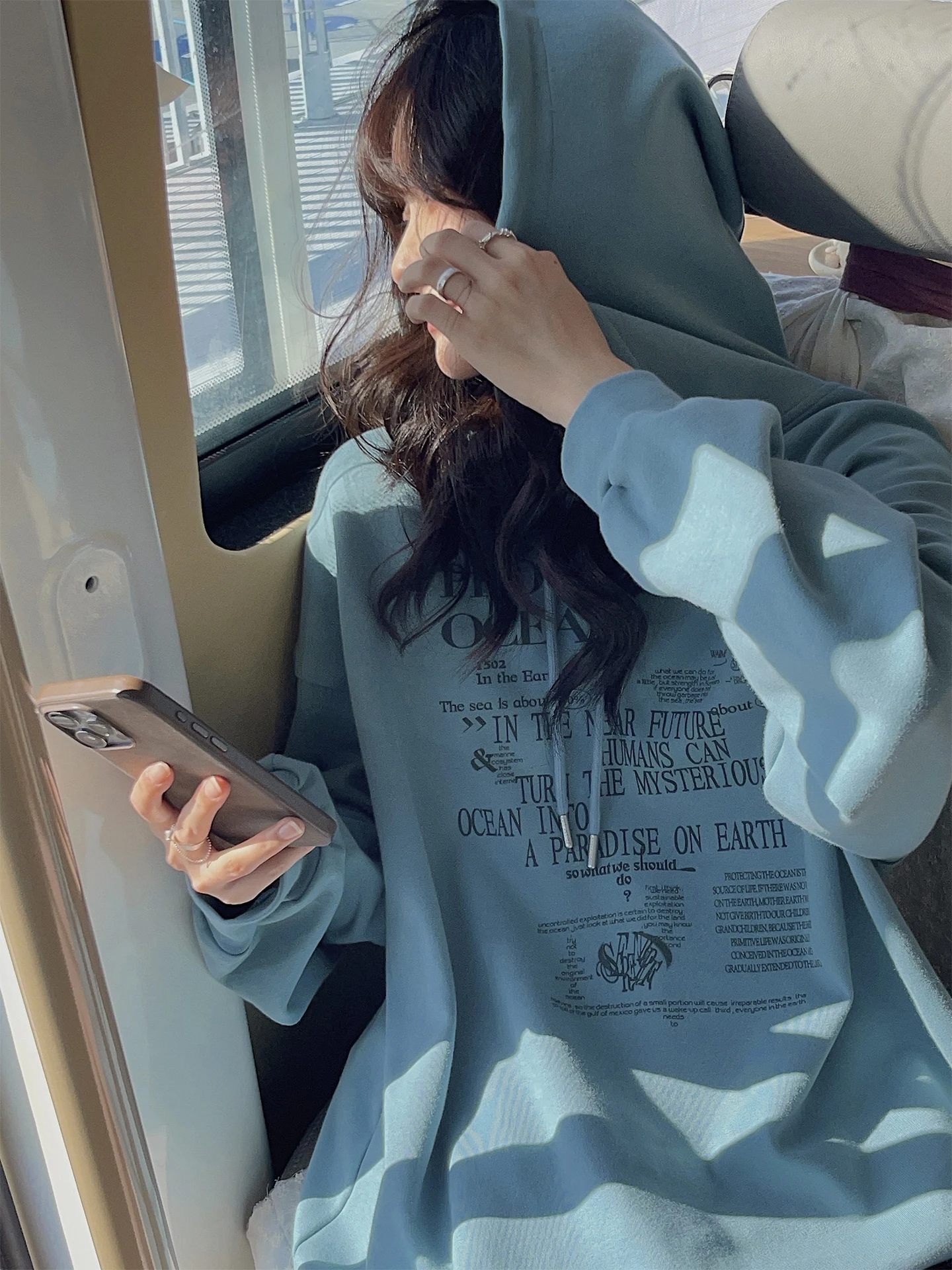 JMWOMEN Street Mirror Blue Hoodie Women's Loose Fit Cotton Polyester Blend Spring Seasonal Faion Ladies Hooded Sweatirt
JMWOMEN Street Mirror Blue Hoodie Women's Loose Fit Cotton Polyester Blend Spring Seasonal Faion Ladies Hooded Sweatirt