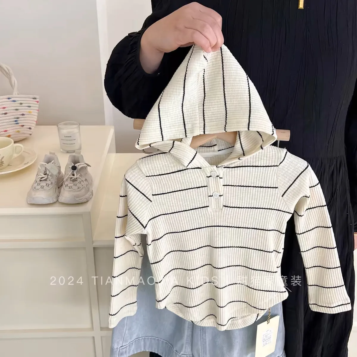 Spring and Autumn Girls' Clothing Set Fashionable New Children's Striped Hooded Long Sleeve Top+Wide Leg Pants Two Piece Set
Spring and Autumn Girls' Clothing Set Fashionable New Children's Striped Hooded Long Sleeve Top+Wide Leg Pants Two Piece Set