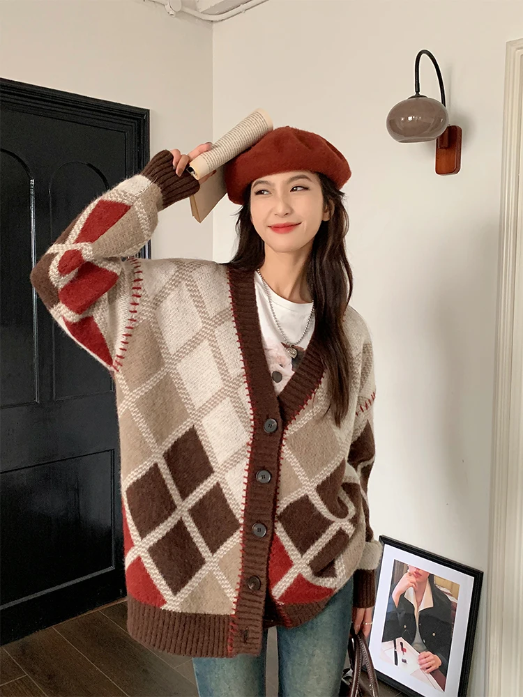 Multicolor Diamond Pattern Sewing Line Sweater Cardigan Warm Commuter Style V-Neck Long Sleeve Regular Fit Korean Fashion
Multicolor Diamond Pattern Sewing Line Sweater Cardigan Warm Commuter Style V-Neck Long Sleeve Regular Fit Korean Fashion
