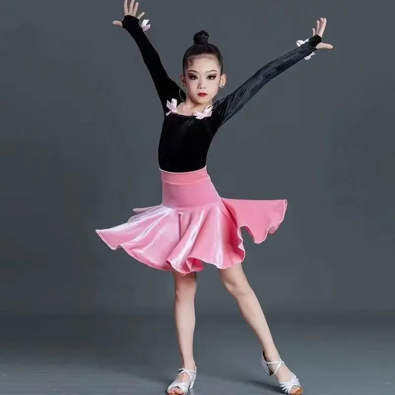 The autumn Latin dance costumes children's velvet practice suits two-piece sets girls Latin dance skirts performance costumes
The autumn Latin dance costumes children's velvet practice suits two-piece sets girls Latin dance skirts performance costumes