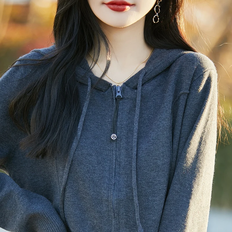 Classic new women's 100% pure wool hooded sweater, fashionable and soft knitted pattern high-quality long sleeved top
Classic new women's 100% pure wool hooded sweater, fashionable and soft knitted pattern high-quality long sleeved top
