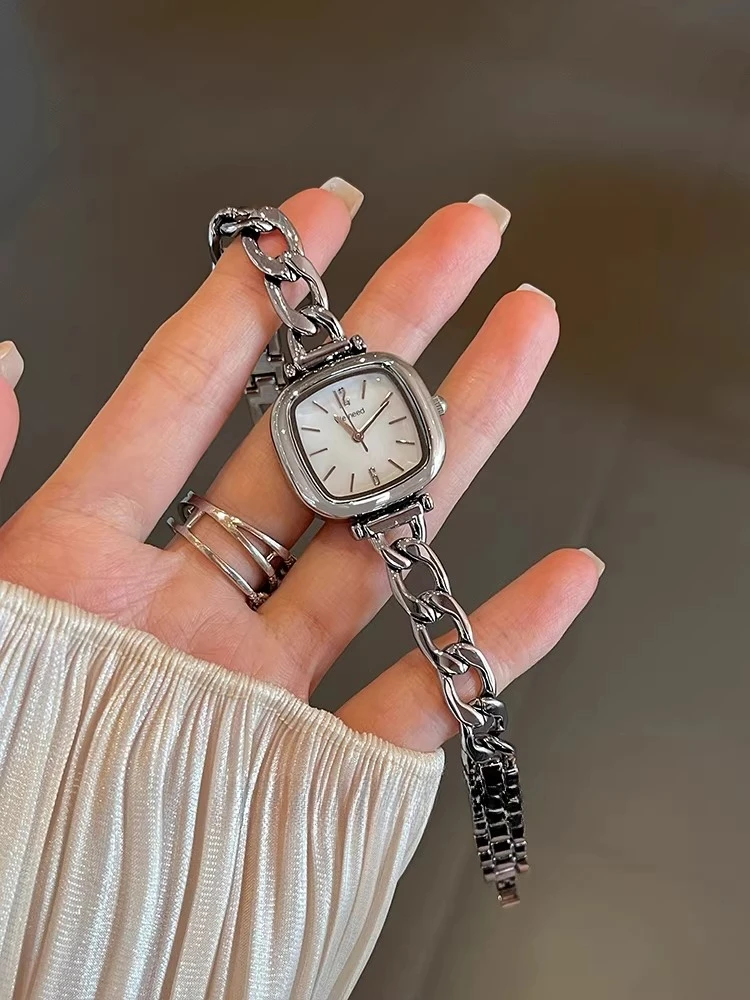 DSA small sugar cube watch women's fashion light luxury niche temperament exquisite small bracelet women's watch
DSA small sugar cube watch women's fashion light luxury niche temperament exquisite small bracelet women's watch