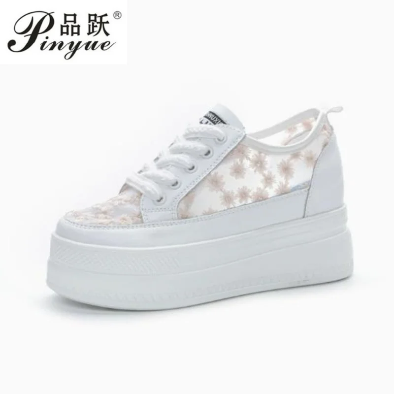 Летние женские кроссовки на платформе, женская обувь на танкетке, увеличивающая рост на 8 см, женская дышащая повседневная обувь на шнуровке, размеры 33-39
Летние женские кроссовки на платформе, женская обувь на танкетке, увеличивающая рост на 8 см, женская дышащая повседневная обувь на шнуровке, размеры 33-39