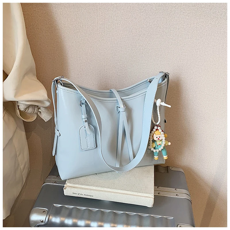 Корейская сумка-тоут 2026: Новинка лета, простой и модный дизайн, большая вместимость, сумка через плечо из высококачественной искусственной кожи, женская.
Корейская сумка-тоут 2026: Новинка лета, простой и модный дизайн, большая вместимость, сумка через плечо из высококачественной искусственной кожи, женская.