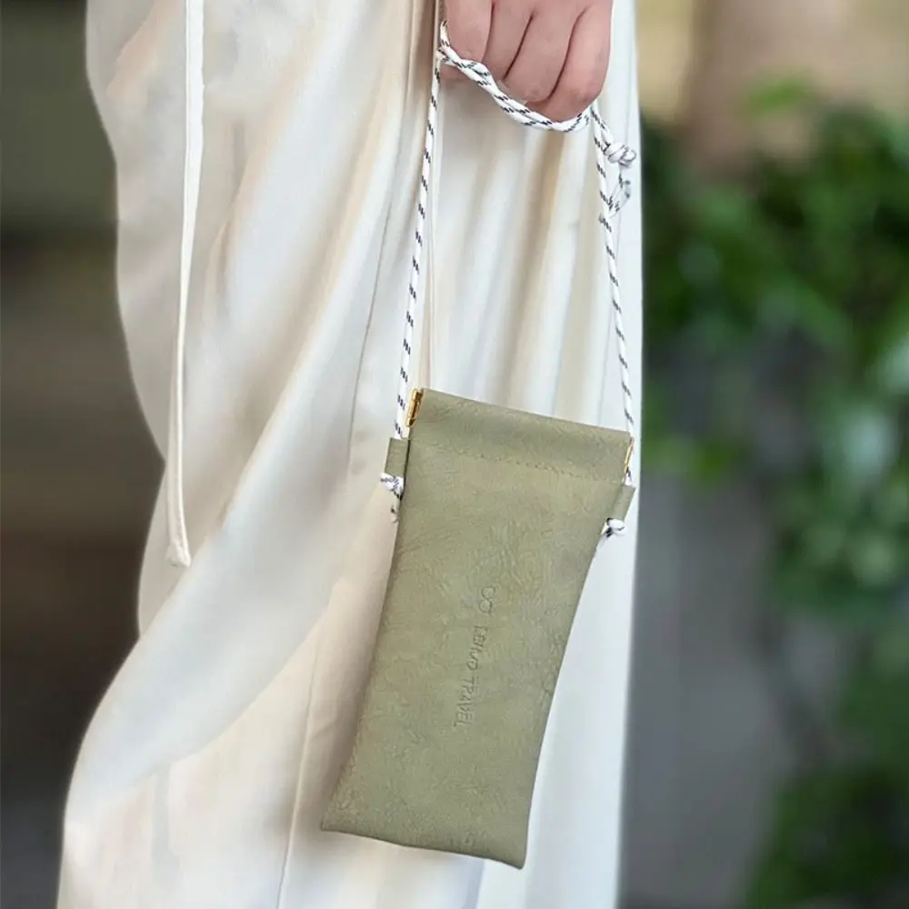Sunglasses Pouch PU Leather Glasses Bag Self-closing Cosmetic Bag Glasses Storage Bag Shoulder Bag Korean Style
Sunglasses Pouch PU Leather Glasses Bag Self-closing Cosmetic Bag Glasses Storage Bag Shoulder Bag Korean Style