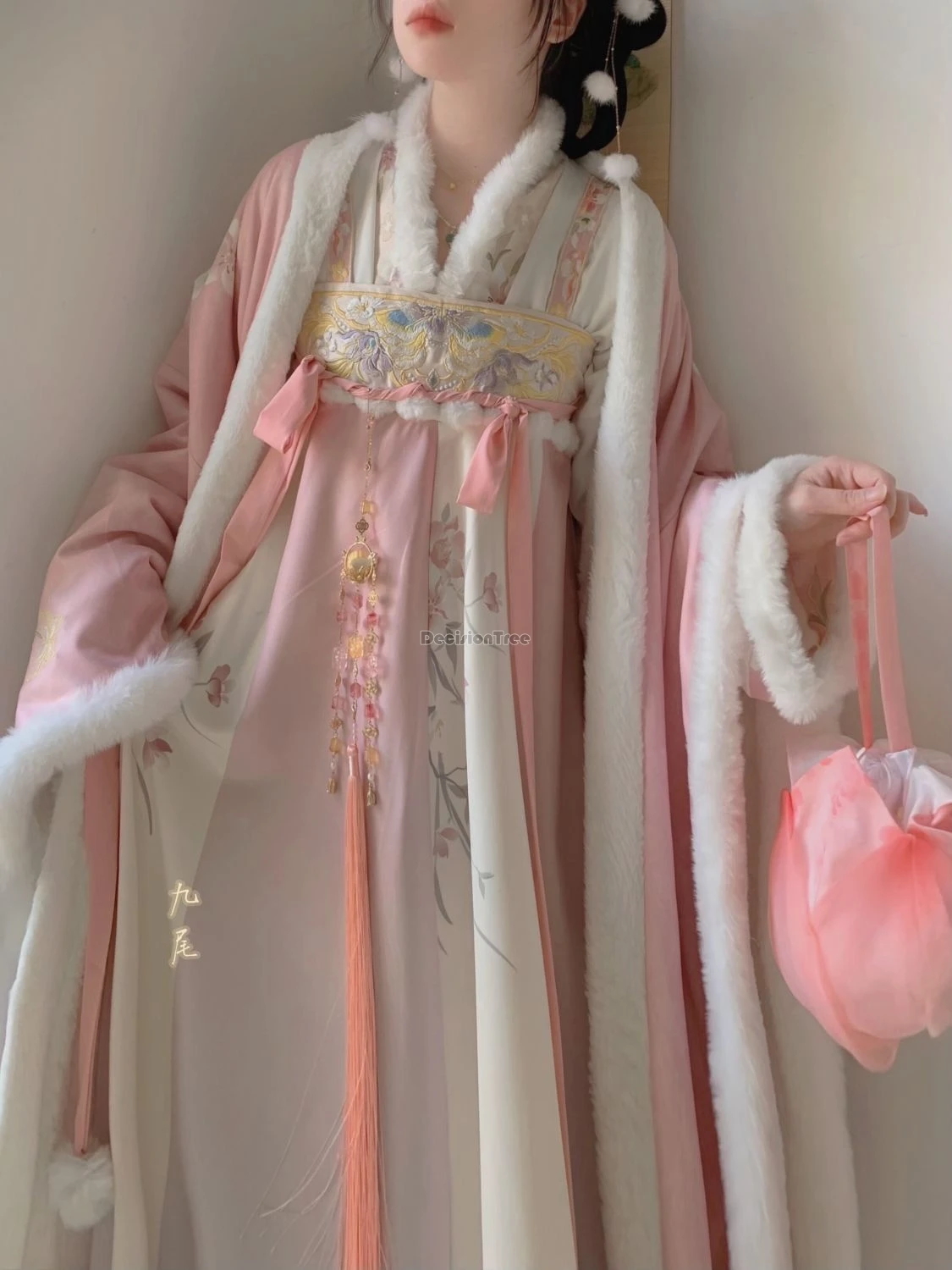 2025 winter chinese improved tang dynasty woolen and velvet embroidered flower-patterned large-sleeved shirt, chest-length hanfu
2025 winter chinese improved tang dynasty woolen and velvet embroidered flower-patterned large-sleeved shirt, chest-length hanfu