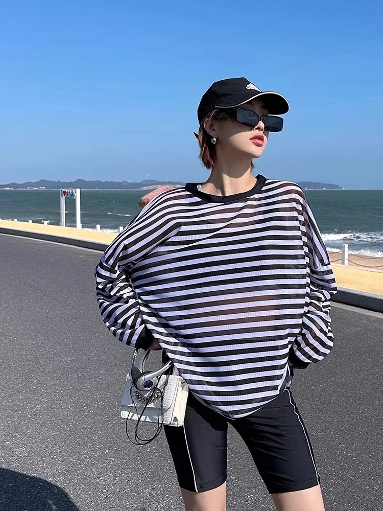 Комплект женского купальника больших размеров из трех предметов: футболка с длинным рукавом, брюки-капри, скрывающие недостатки фигуры, и спортивный купальник для большой груди
Комплект женского купальника больших размеров из трех предметов: футболка с длинным рукавом, брюки-капри, скрывающие недостатки фигуры, и спортивный купальник для большой груди