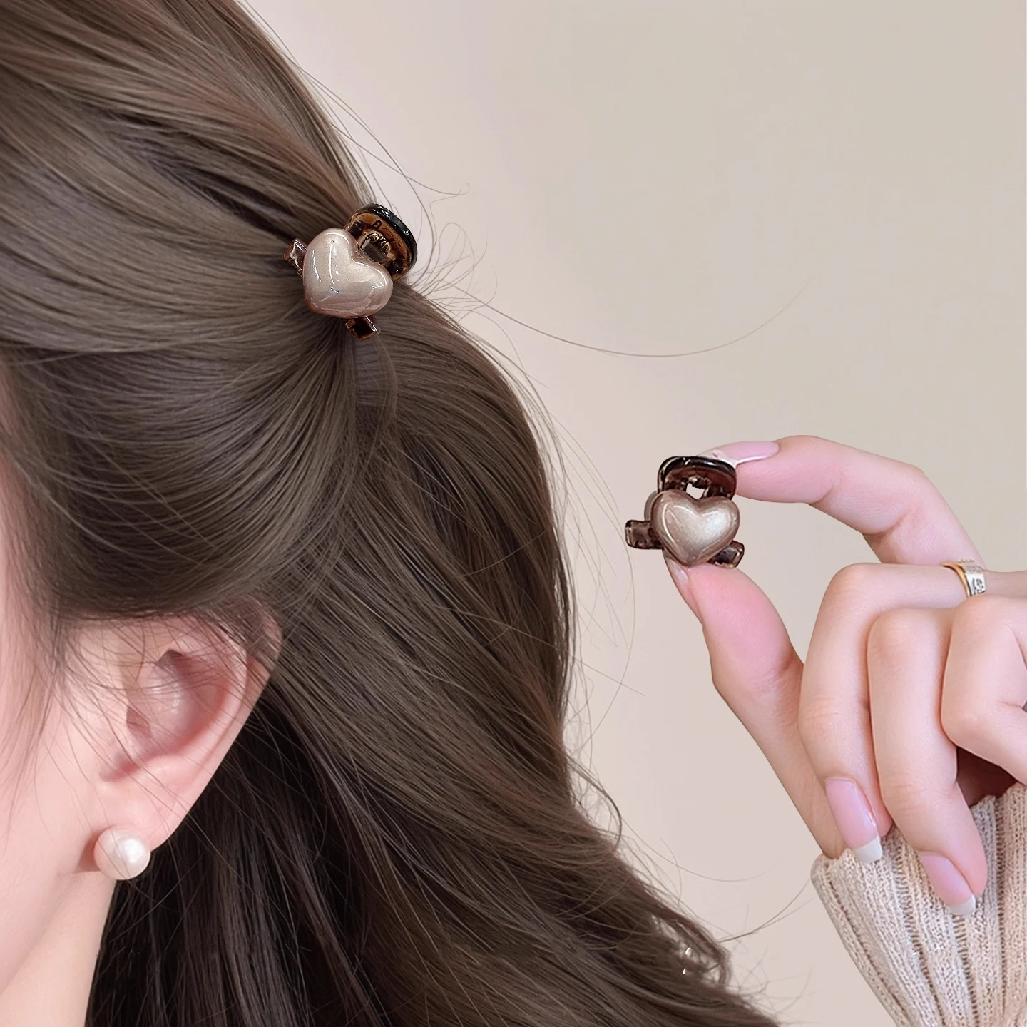 Mini heart-shaped hair clip, cute bangs and forehead decoration, stylish.
Mini heart-shaped hair clip, cute bangs and forehead decoration, stylish.