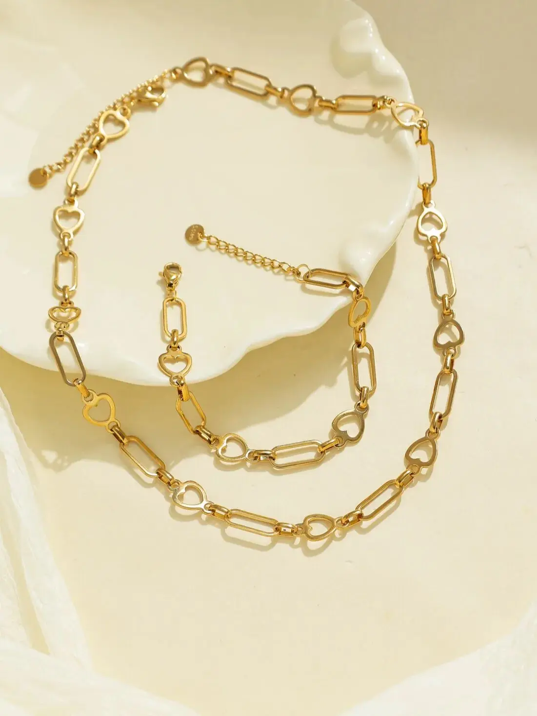 Retro simple geometric heart stainless steel gold bracelet necklace set women's punk waterproof daily jewelry gift
Retro simple geometric heart stainless steel gold bracelet necklace set women's punk waterproof daily jewelry gift
