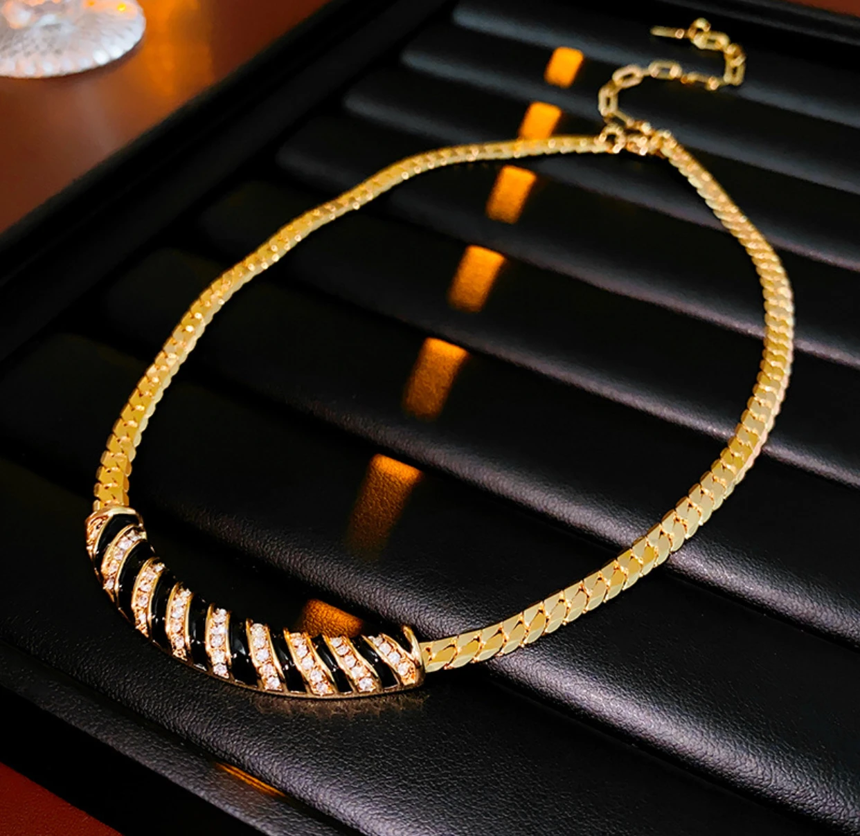 Luxury ancient vintage necklace arc drop oil clavicle chain light luxury high sense of necklace
Luxury ancient vintage necklace arc drop oil clavicle chain light luxury high sense of necklace
