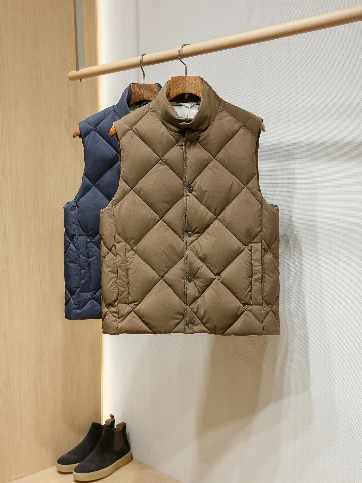 Мужской жилет из 90% белого гусиного пуха с воротником-стойкой, ромбовидной строчкой, утолщенный, повседневный, из нейлоновой ткани, бренд Boom Solo
Мужской жилет из 90% белого гусиного пуха с воротником-стойкой, ромбовидной строчкой, утолщенный, повседневный, из нейлоновой ткани, бренд Boom Solo