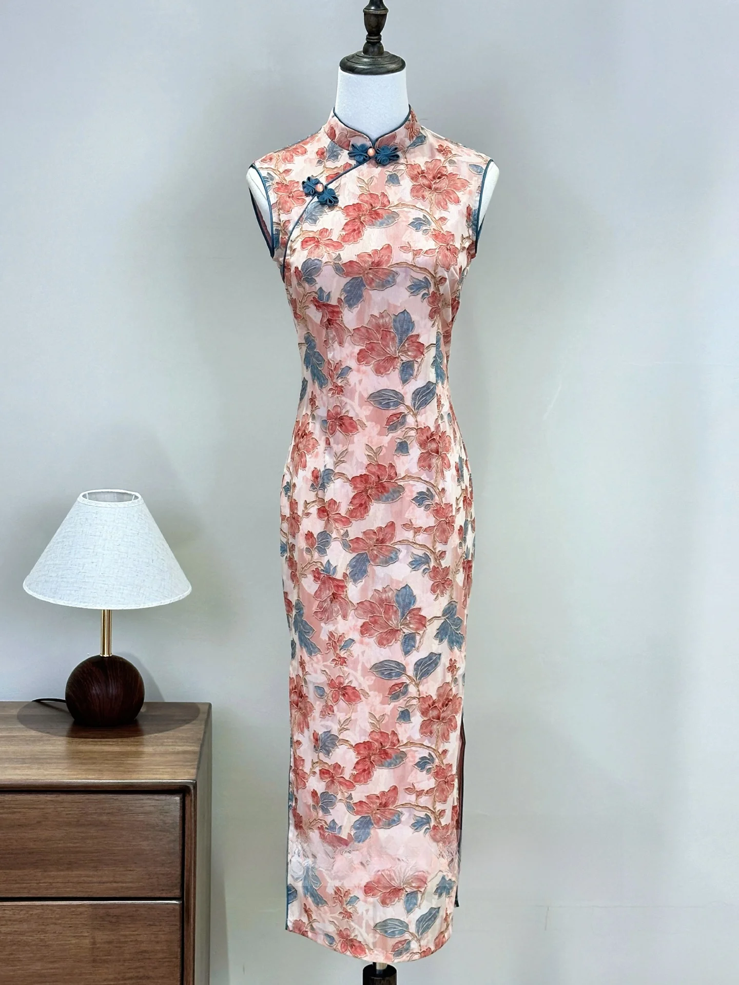 Elegant Chinese Style Sleeveless Qipao Dress Breathable Daily Wear Long Skirt Length Floral Pattern Retro Style Summer New Ar...
Elegant Chinese Style Sleeveless Qipao Dress Breathable Daily Wear Long Skirt Length Floral Pattern Retro Style Summer New Ar...