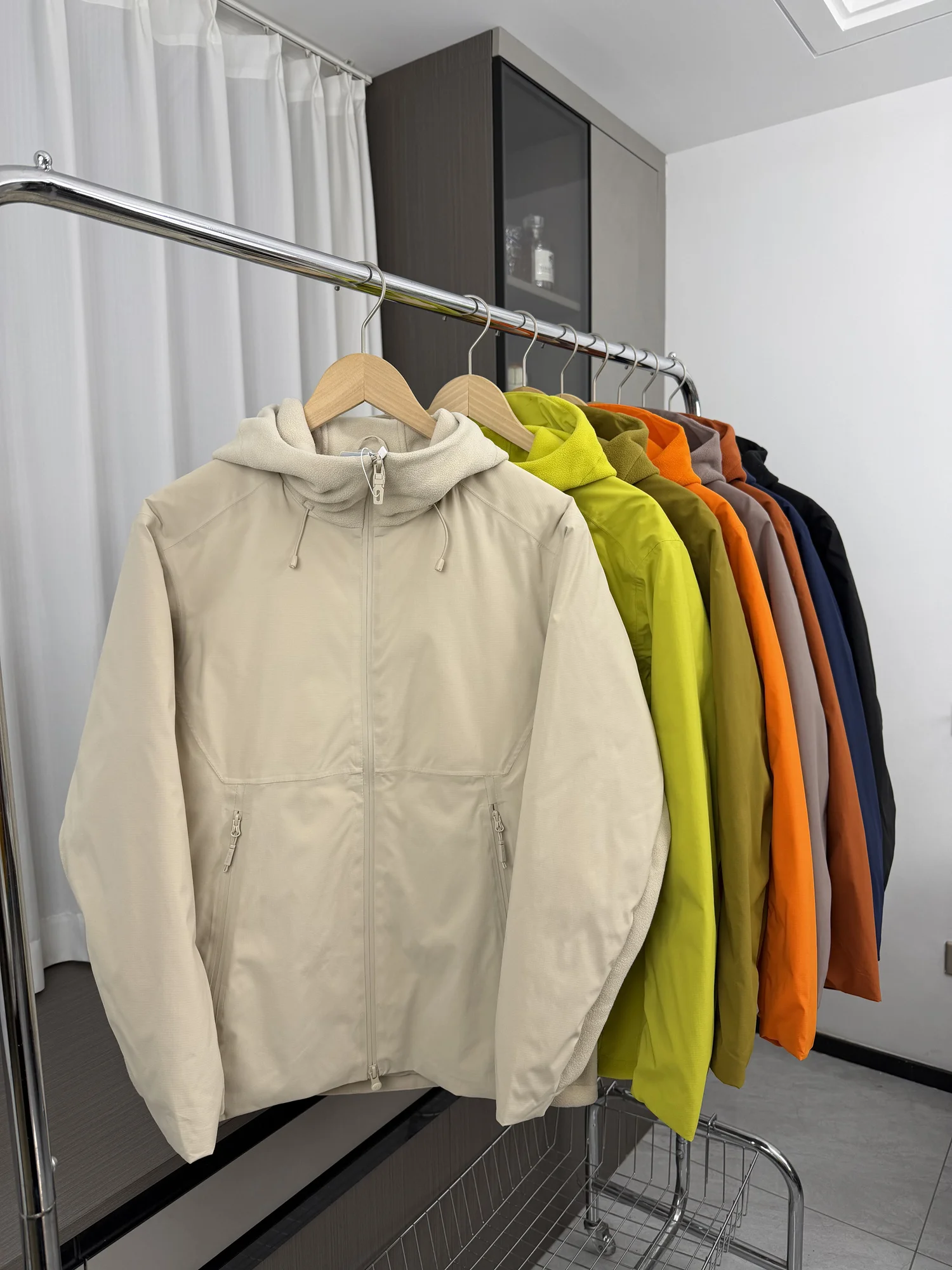 Мужская утепленная пуховая куртка с высоким содержанием белого пуха (90%), ветрозащитная, для активного отдыха, с длинными рукавами, на молнии, стандартный крой
Мужская утепленная пуховая куртка с высоким содержанием белого пуха (90%), ветрозащитная, для активного отдыха, с длинными рукавами, на молнии, стандартный крой