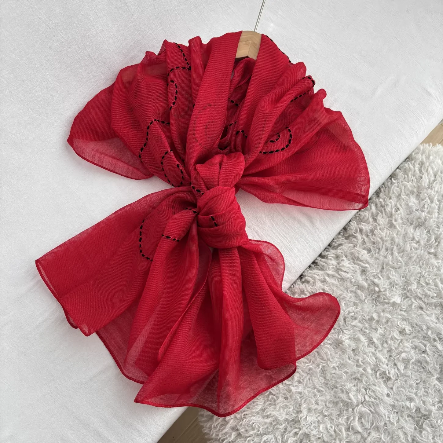 80% Wool 20% Silk Scarves for Women Spring Vintage Black White Red Embroider Neck Scarves Womens Headscarves
80% Wool 20% Silk Scarves for Women Spring Vintage Black White Red Embroider Neck Scarves Womens Headscarves