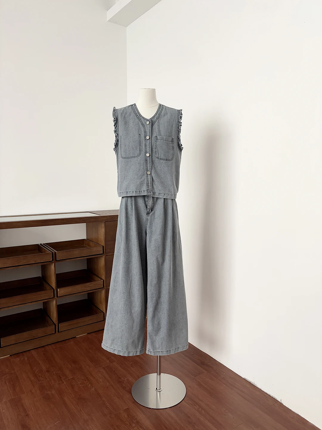 Summer 2026 Women's Loose Wide Leg Pants Vest Set Korean Retro Denim Floor-Length Two-Piece Suit High Waist Polyester Fiber
Summer 2026 Women's Loose Wide Leg Pants Vest Set Korean Retro Denim Floor-Length Two-Piece Suit High Waist Polyester Fiber
