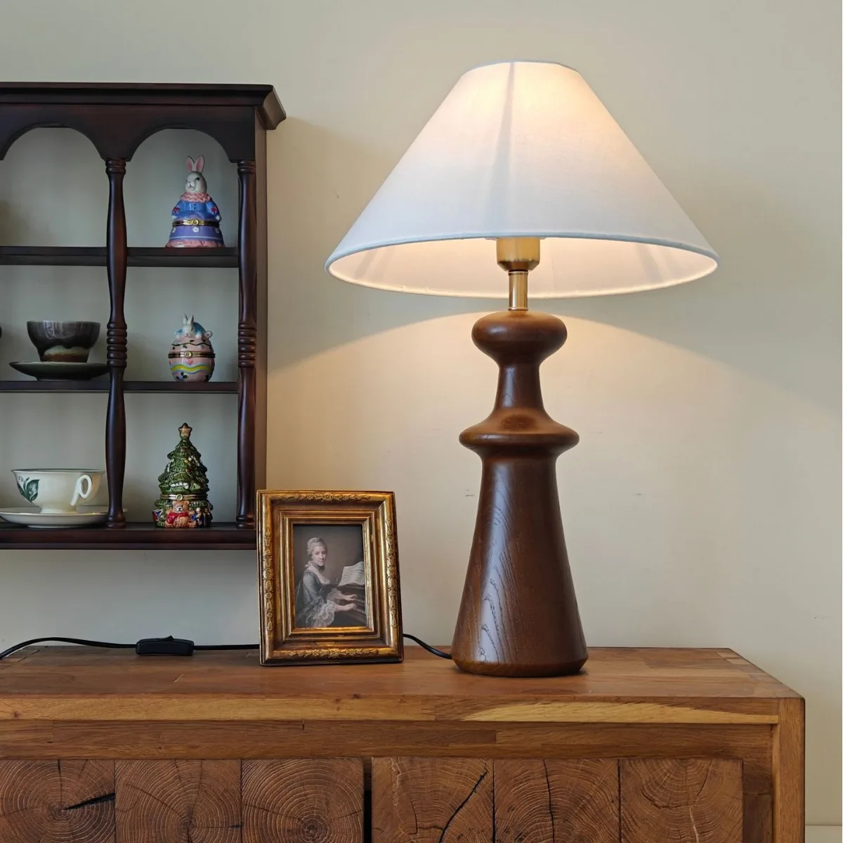 American retro table lamp, bedroom bedside table, living room, study decoration ornaments, simple solid wood lamps
American retro table lamp, bedroom bedside table, living room, study decoration ornaments, simple solid wood lamps