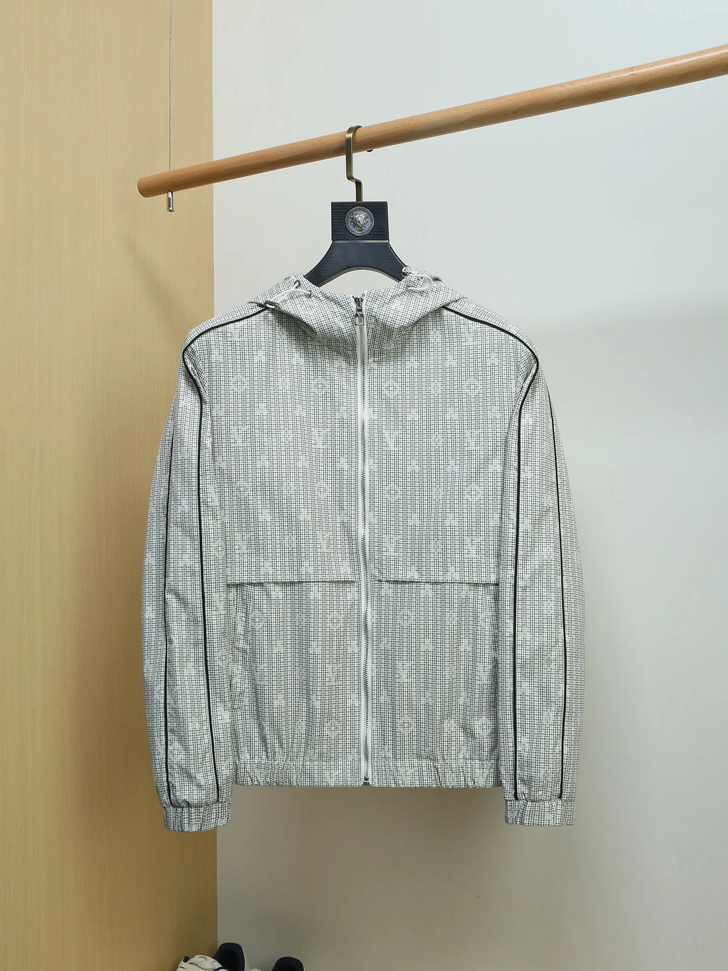 Мужская тонкая куртка Slim Fit на весну-осень, модная, с клетчатым принтом, с капюшоном, повседневная, из полиэфирного волокна, с длинными рукавами, на молнии
Мужская тонкая куртка Slim Fit на весну-осень, модная, с клетчатым принтом, с капюшоном, повседневная, из полиэфирного волокна, с длинными рукавами, на молнии