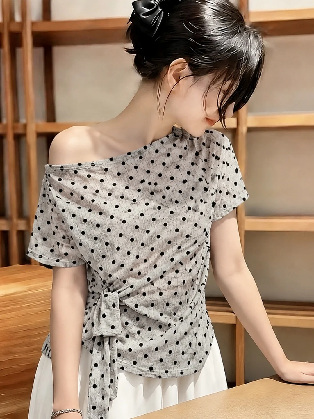 Slimming Polka Dot Asymmetrical Shoulder Short Sleeve Top with Belt Korean Style Loose T-Shirt for Summer 2026
Slimming Polka Dot Asymmetrical Shoulder Short Sleeve Top with Belt Korean Style Loose T-Shirt for Summer 2026