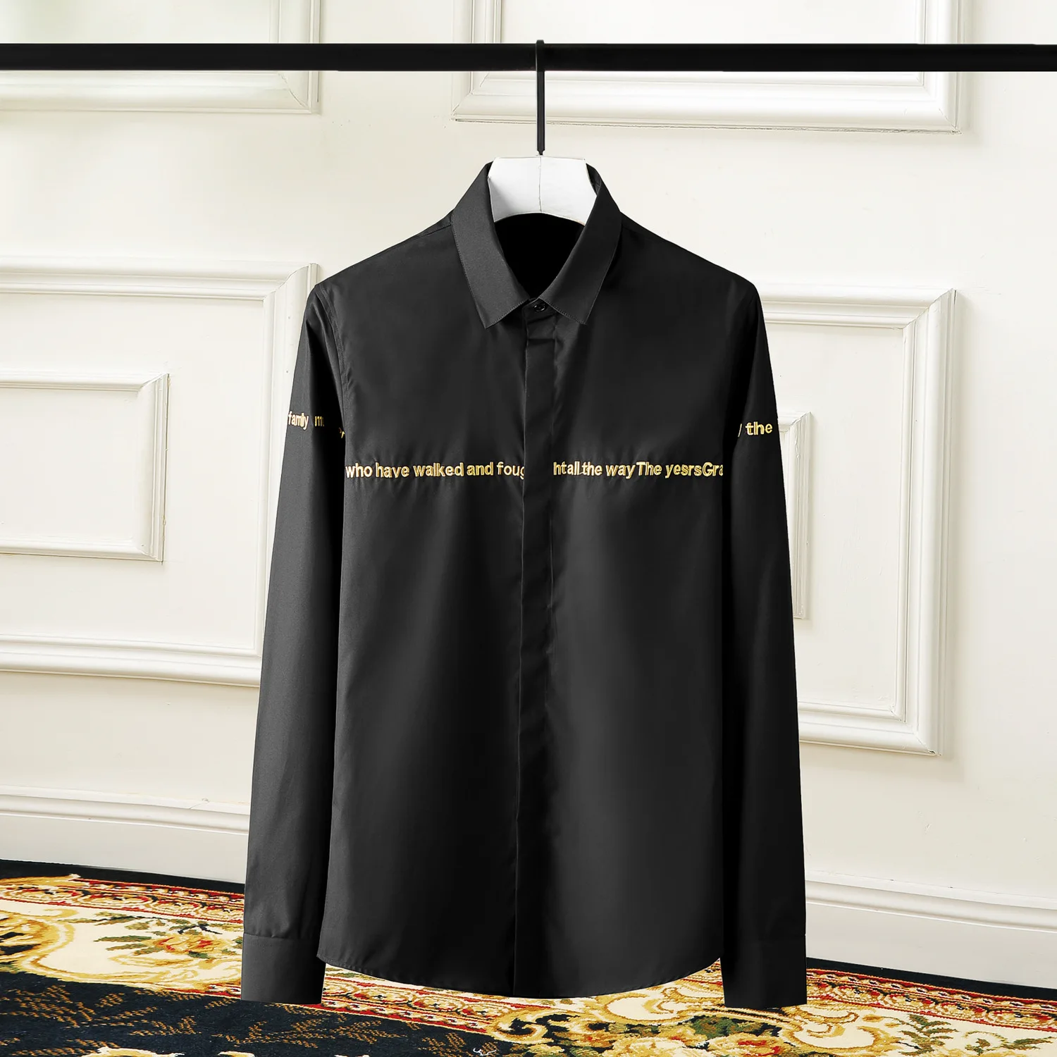 Embroidered letters in a circle to decorate men's shirts, handsome outfits, star styles, supplied by the factory
Embroidered letters in a circle to decorate men's shirts, handsome outfits, star styles, supplied by the factory
