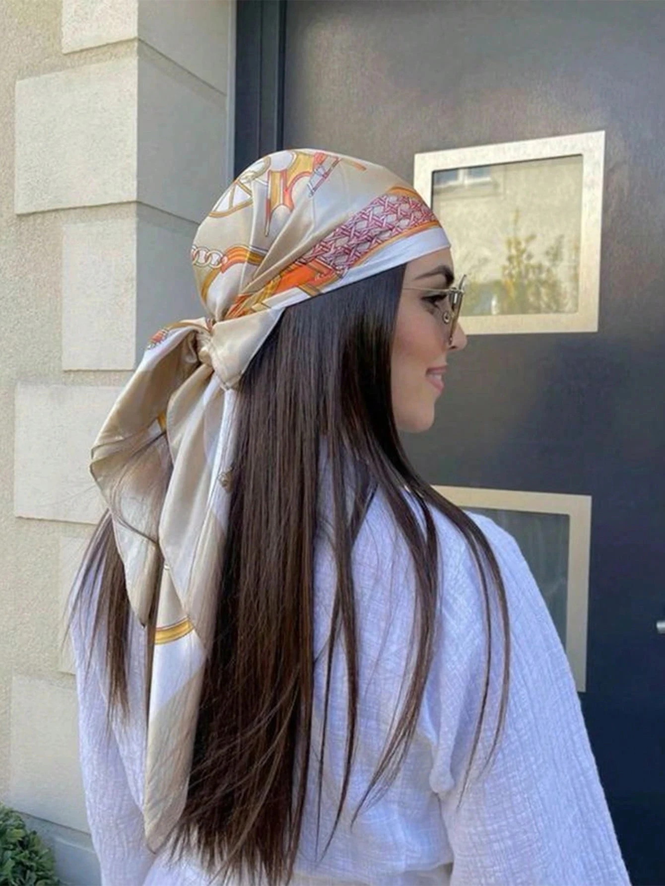 Luxury Chain Carriage Print Satin Square Scarf, 90cm Glossy Silk Feel Neckerchief, Multi-use Head Wrap Hair Band Neck Scarf Women Daily Street Elegant Accessory
Luxury Chain Carriage Print Satin Square Scarf, 90cm Glossy Silk Feel Neckerchief, Multi-use Head Wrap Hair Band Neck Scarf Women Daily Street Elegant Accessory