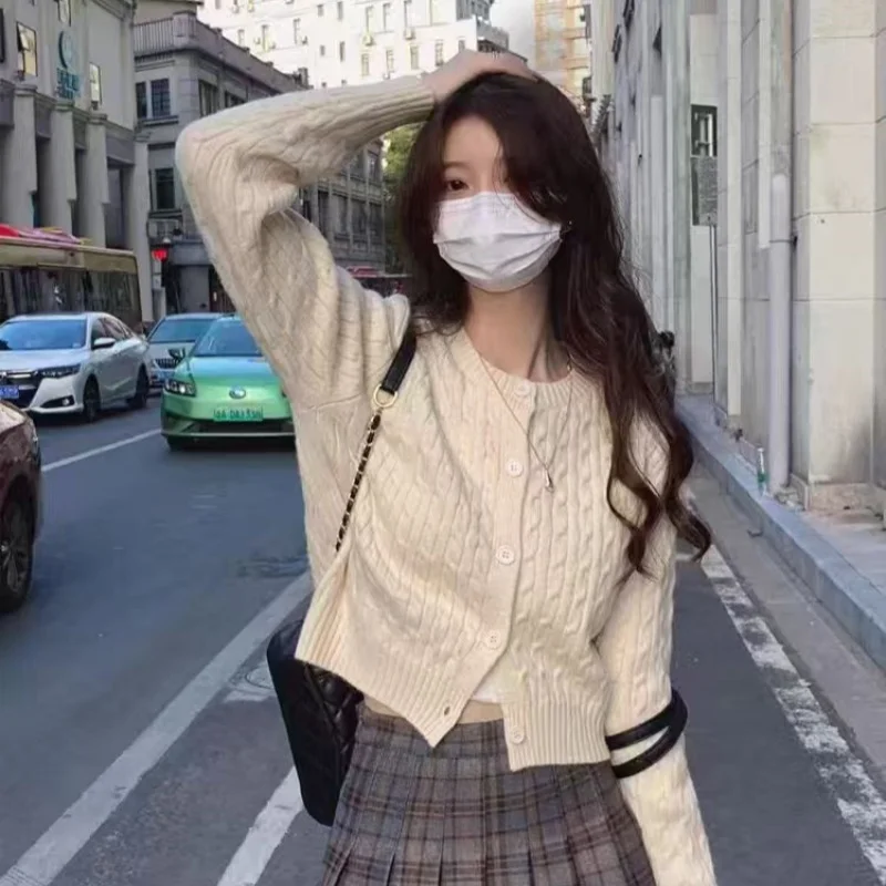 Fashionable and elegant short pure cashmere knitted cardigan for women in autumn and winter, loose and small woolen coat, button
Fashionable and elegant short pure cashmere knitted cardigan for women in autumn and winter, loose and small woolen coat, button