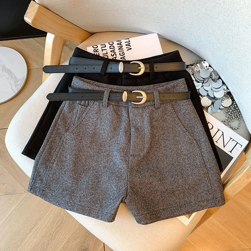 Thick woolen shorts women in autumn and winter new high waisted and slimming spicy girls A-line suit wide leg pants
Thick woolen shorts women in autumn and winter new high waisted and slimming spicy girls A-line suit wide leg pants