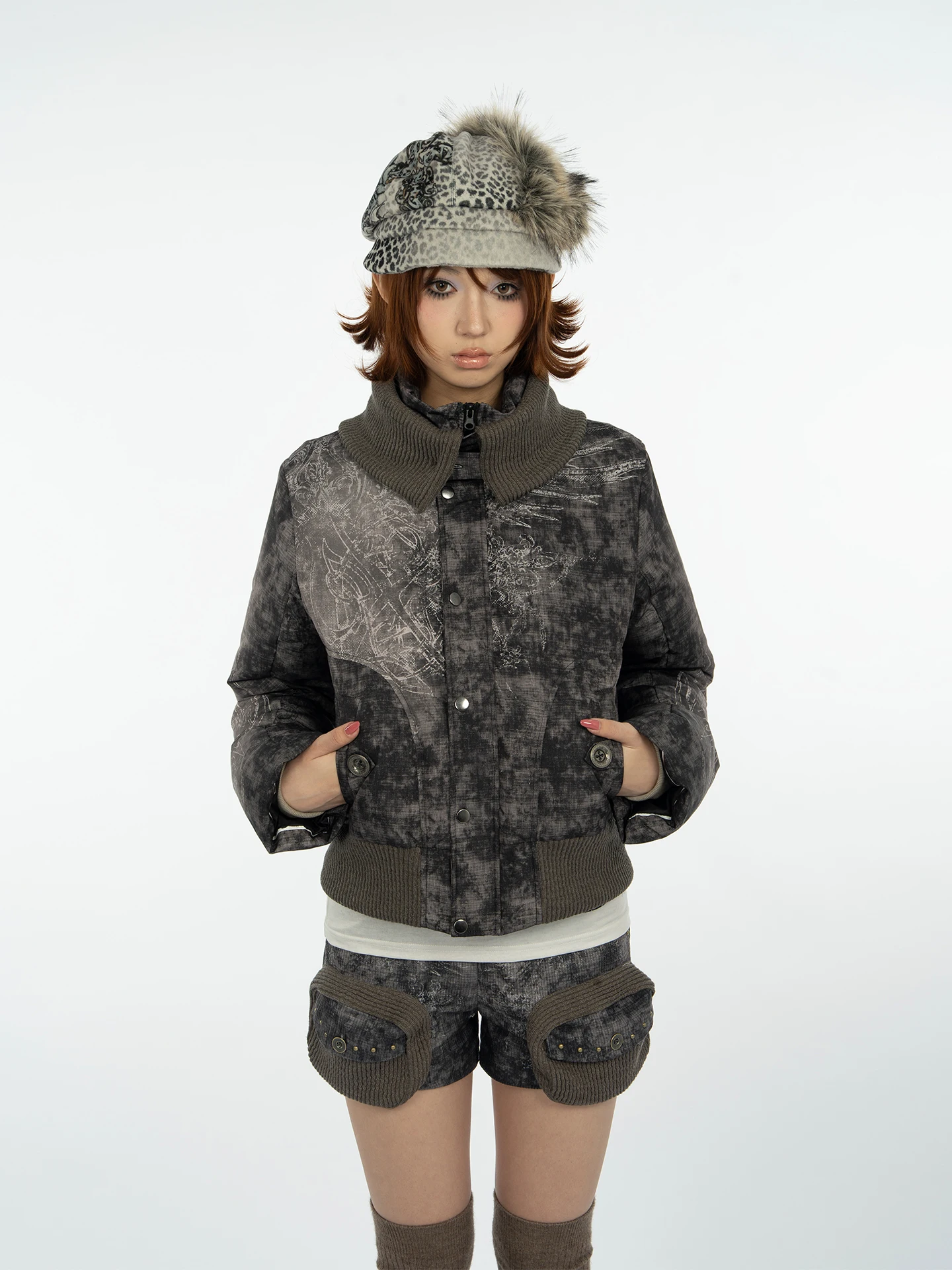 4RE1GN Early Confusing Mystery Pattern Splicing New National Standard 90 White Duck down Knitted Stand Collar down Jacket
4RE1GN Early Confusing Mystery Pattern Splicing New National Standard 90 White Duck down Knitted Stand Collar down Jacket