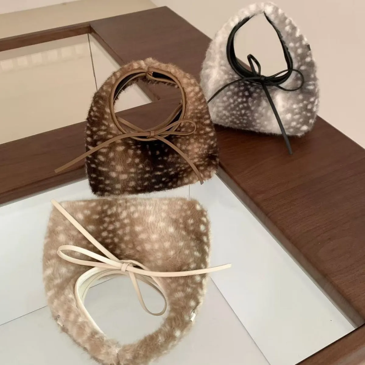 Милая женская сумка на плечо с узором оленя, мягкие плюшевые сумки, сумки из искусственного меха с животным принтом для женщин, сумка через плечо, клатч, новинка
Милая женская сумка на плечо с узором оленя, мягкие плюшевые сумки, сумки из искусственного меха с животным принтом для женщин, сумка через плечо, клатч, новинка