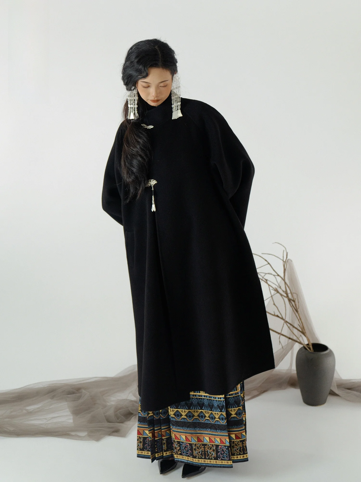 Двустороннее шерстяное пальто Woven Yeh, осенне-зимнее, длинное, с отложным воротником, в традиционном китайском стиле, женская мода
Двустороннее шерстяное пальто Woven Yeh, осенне-зимнее, длинное, с отложным воротником, в традиционном китайском стиле, женская мода