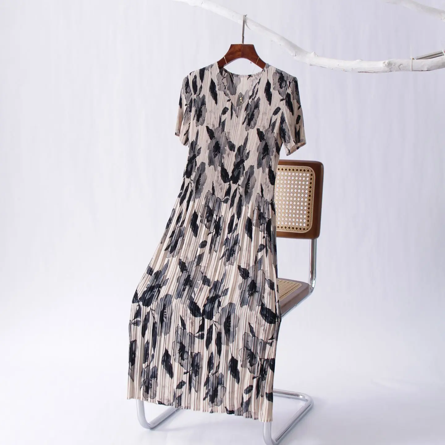 New Fashion Pleated Dress Large Size Summer Short Sleeve Thin Elastic Skinny Age Reducing Printed Pleated Dress
New Fashion Pleated Dress Large Size Summer Short Sleeve Thin Elastic Skinny Age Reducing Printed Pleated Dress