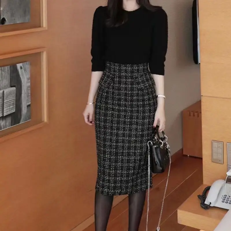 2024 Women Autumn Winter New Plaid Slit Midi Skirts Female Houndstooth Woolen Skirt Ladies High Waist Slim Package Skirts B382
2024 Women Autumn Winter New Plaid Slit Midi Skirts Female Houndstooth Woolen Skirt Ladies High Waist Slim Package Skirts B382
