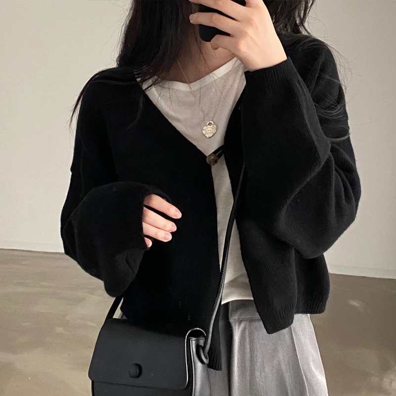 Chic Lazy Style Women's Knitwear Loose One-Button Short Sweater Coat Korean Version V-Neck Long Sleeve Casual Loose Fit
Chic Lazy Style Women's Knitwear Loose One-Button Short Sweater Coat Korean Version V-Neck Long Sleeve Casual Loose Fit