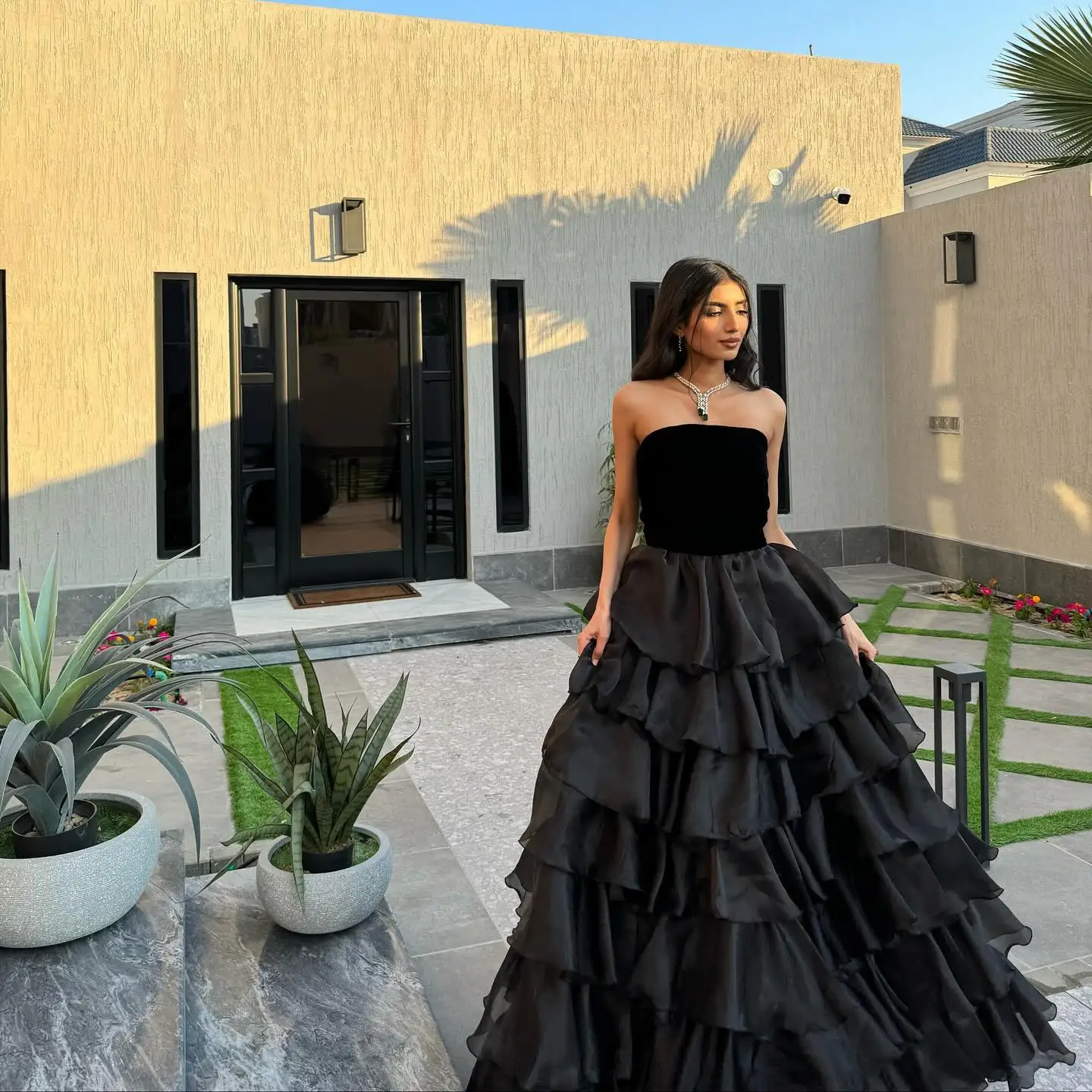 Customized High Quality Strapless Tulle Tiered Evening Dresses Graceful Black Chapel Train Vestido De Festa Vestido De Noche
Customized High Quality Strapless Tulle Tiered Evening Dresses Graceful Black Chapel Train Vestido De Festa Vestido De Noche