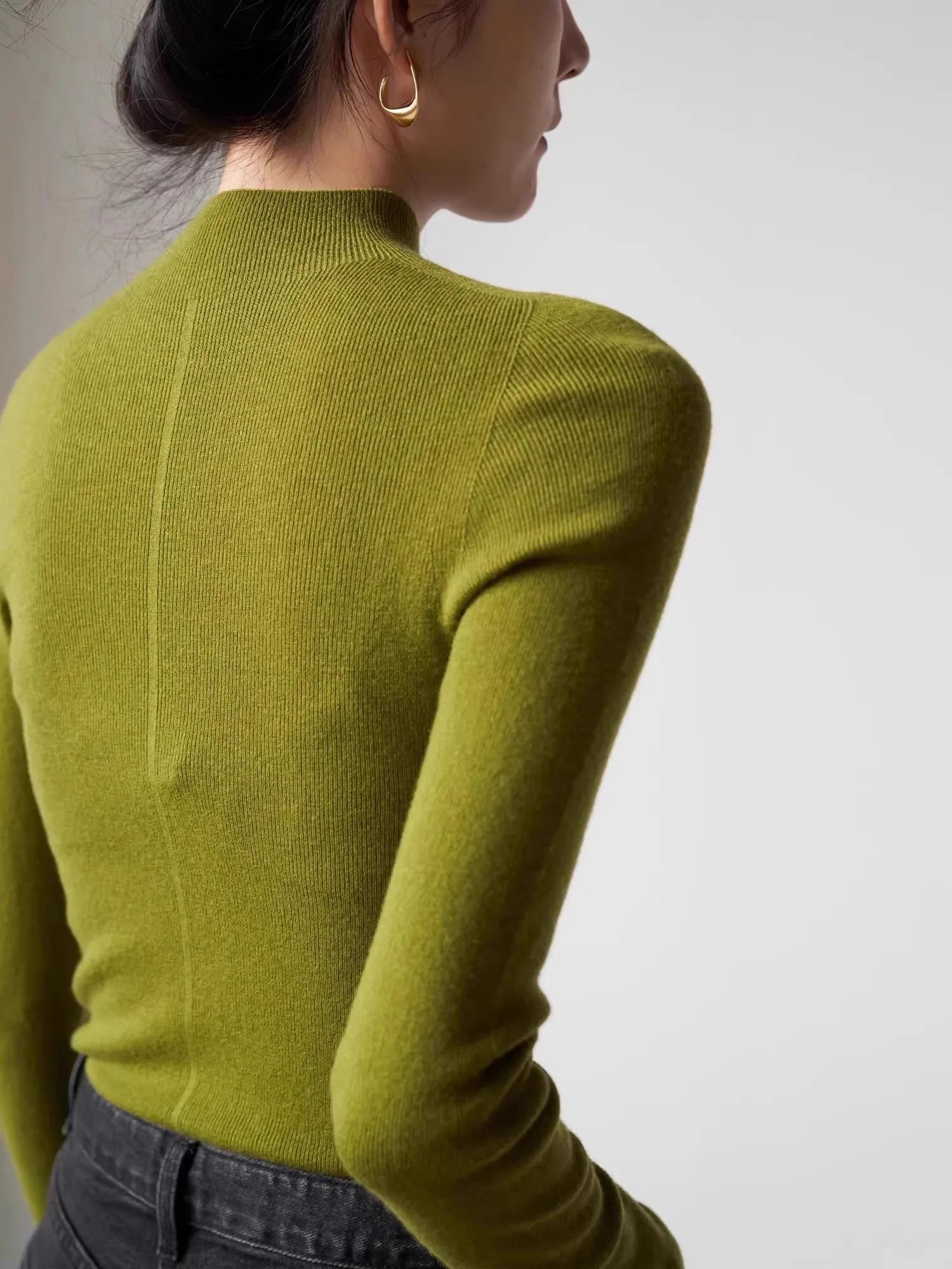 Мягкий вязаный свитер с длинными рукавами для женщин, топ с высоким воротником, базовая кофта для ношения под одеждой, корейский стиль, для повседневной носки, однотонный.
Мягкий вязаный свитер с длинными рукавами для женщин, топ с высоким воротником, базовая кофта для ношения под одеждой, корейский стиль, для повседневной носки, однотонный.