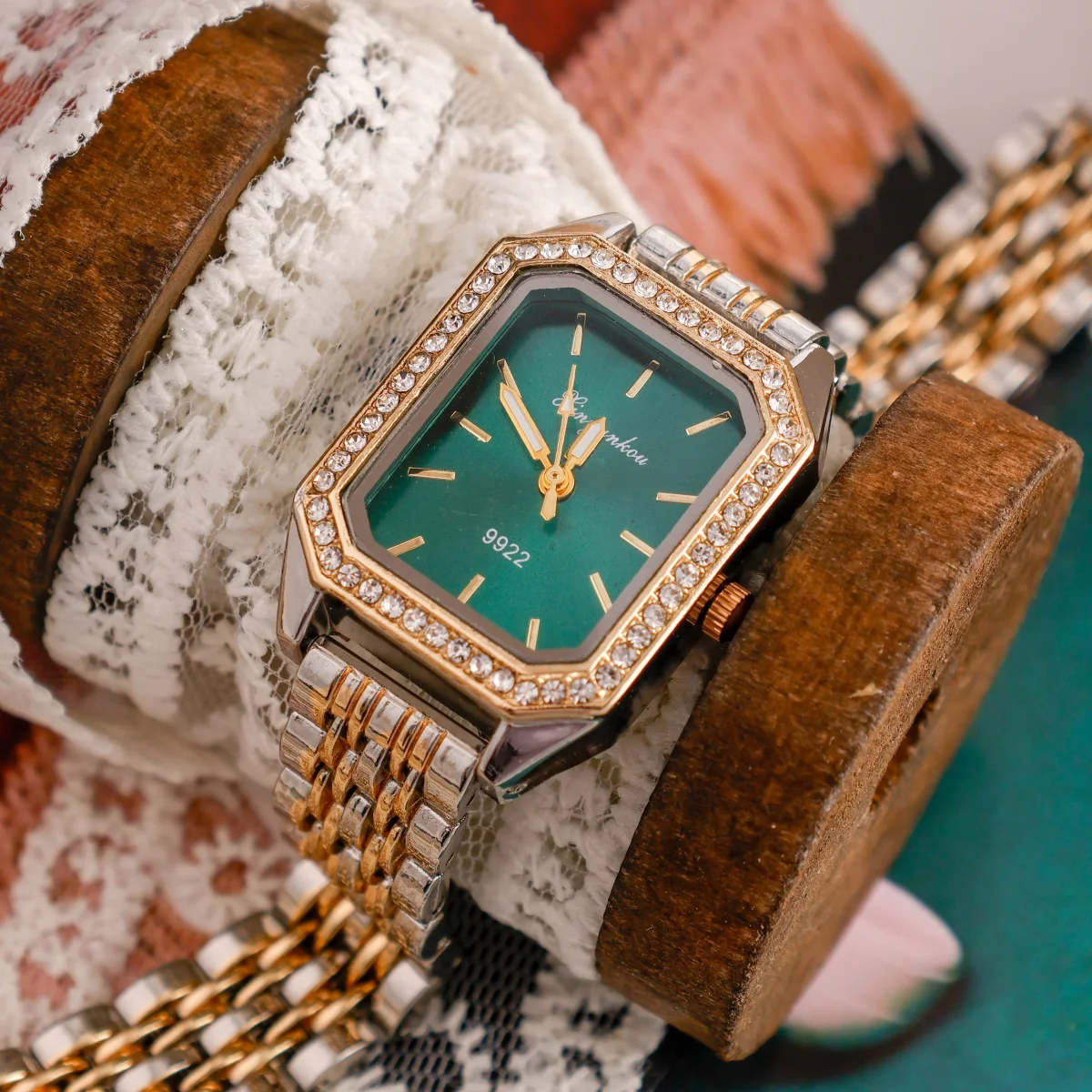 Vintage Luxury Women's Quartz Watch Square Dial Gold and Silver Interlaced Bracelet Fashionable Design Women's Watches Gifts
Vintage Luxury Women's Quartz Watch Square Dial Gold and Silver Interlaced Bracelet Fashionable Design Women's Watches Gifts