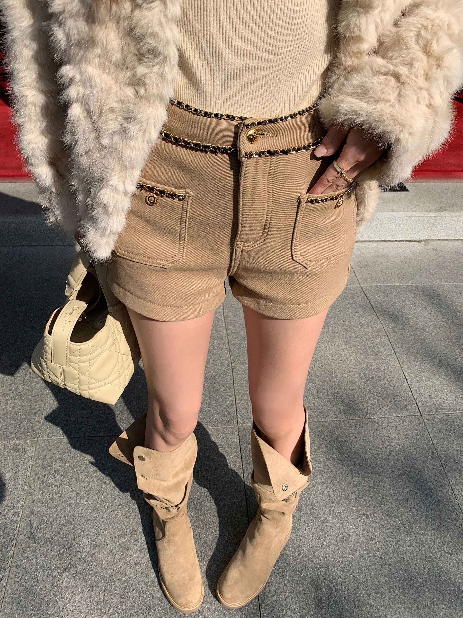 Женские джинсовые шорты Sam Seoi с высокой талией, на молнии, с металлической цепочкой на талии, на флисовой подкладке, в корейском повседневном стиле
Женские джинсовые шорты Sam Seoi с высокой талией, на молнии, с металлической цепочкой на талии, на флисовой подкладке, в корейском повседневном стиле