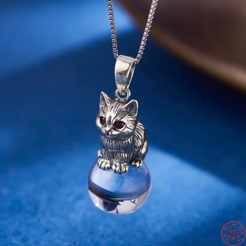 Подвеска из стерлингового серебра 925 пробы для женщин и мужчин, милый котенок в стиле ретро, инкрустированные хрустальные шары в стиле рок, очаровательные модные ювелирные изделия, оптовая продажа
Подвеска из стерлингового серебра 925 пробы для женщин и мужчин, милый котенок в стиле ретро, инкрустированные хрустальные шары в стиле рок, очаровательные модные ювелирные изделия, оптовая продажа