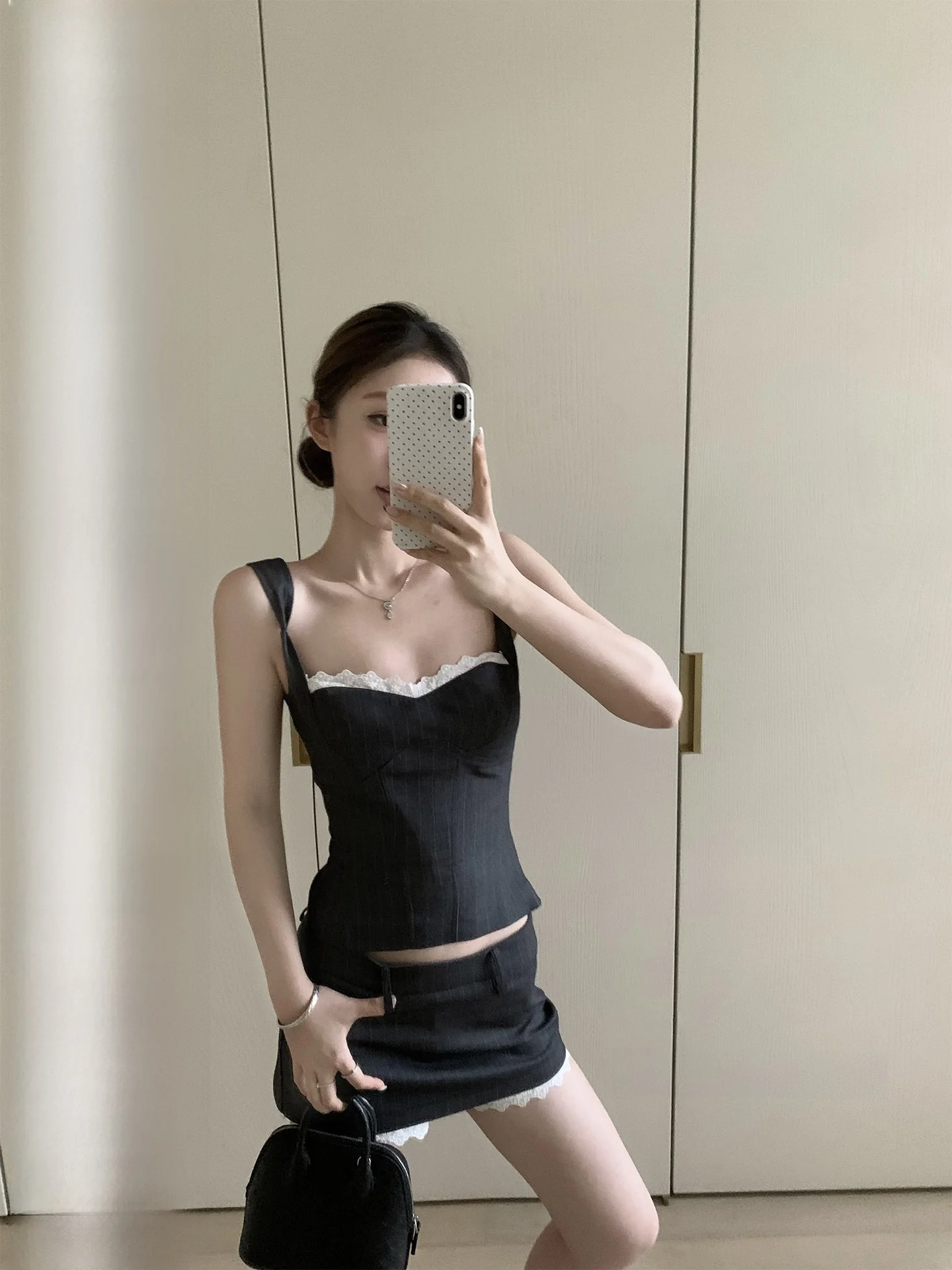 Комплект из двух предметов: полосатый топ с кружевной отделкой и юбка, в стиле сицилийской девушки, летний модный костюм из полиэстера, короткий рукав.
Комплект из двух предметов: полосатый топ с кружевной отделкой и юбка, в стиле сицилийской девушки, летний модный костюм из полиэстера, короткий рукав.