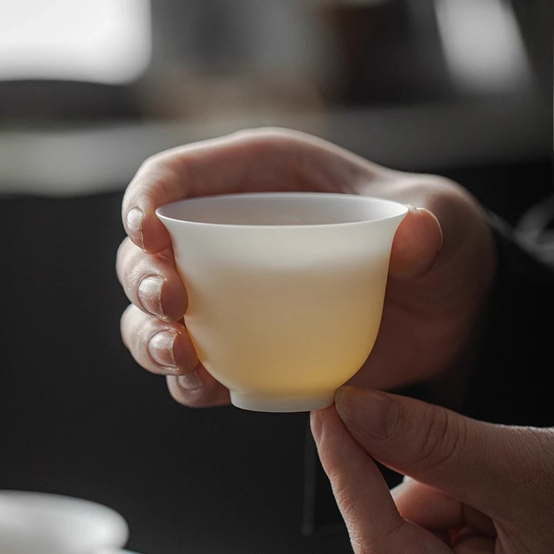 Ultra-thin tire plain-fired suet jade porcelain master cup, fragrant cup, national style simple ceramic high-end single cup
Ultra-thin tire plain-fired suet jade porcelain master cup, fragrant cup, national style simple ceramic high-end single cup