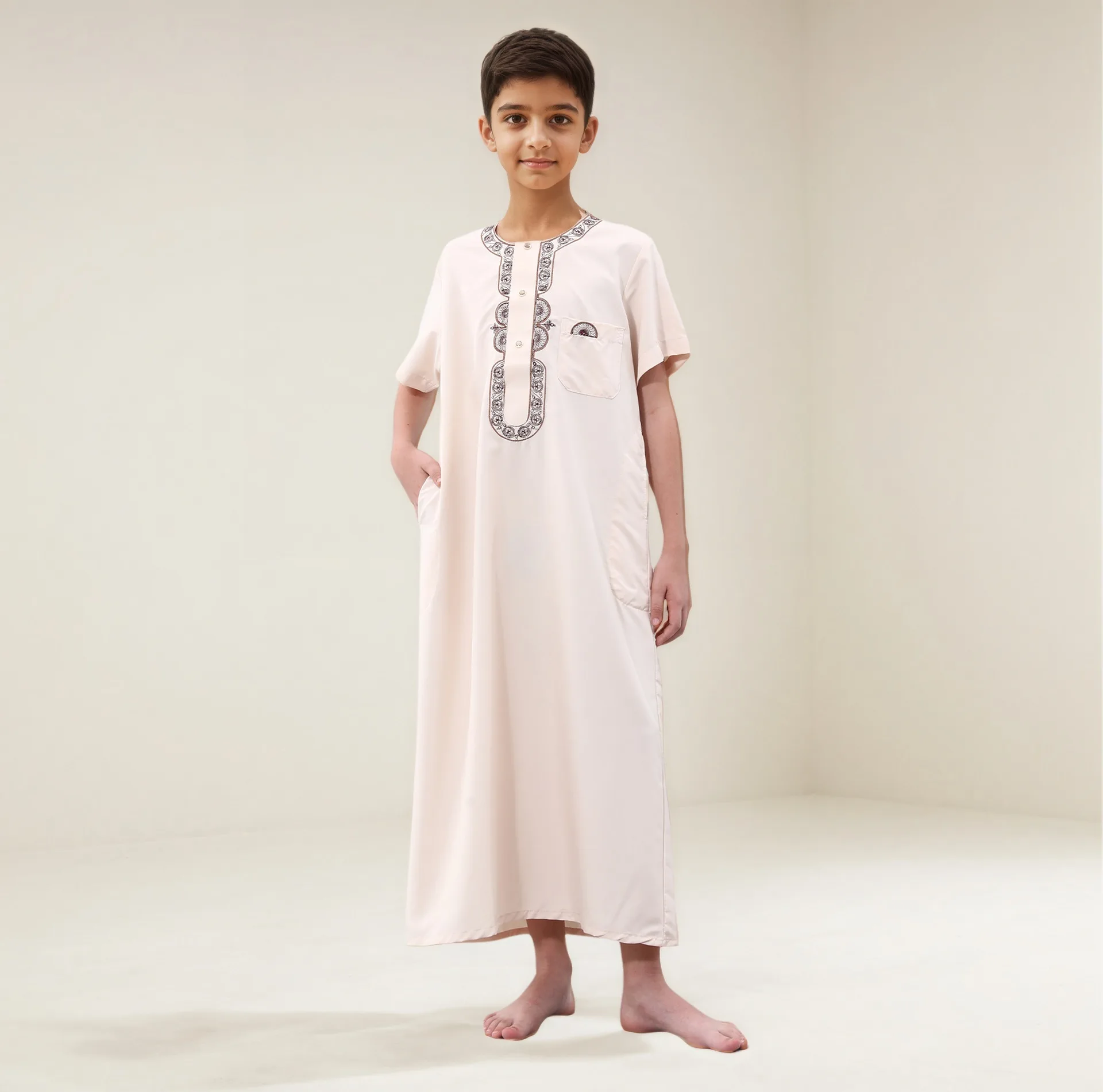 Kids Short Sleeve Islamic Thobe Boys Placket Embroidery Pocket Design Soft Breathable Arab Jubba Robe For Eid Al Fitr Outfits
Kids Short Sleeve Islamic Thobe Boys Placket Embroidery Pocket Design Soft Breathable Arab Jubba Robe For Eid Al Fitr Outfits