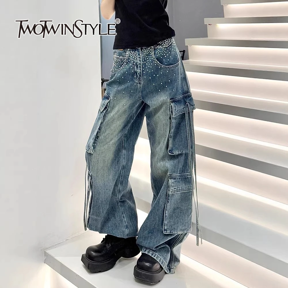 TWOTWINSTYLE Fashion Spliced Hot Fix Loose Jean for Women High Waist Patchwork Pockets Design Sense Cargo Pant Female Spring New
TWOTWINSTYLE Fashion Spliced Hot Fix Loose Jean for Women High Waist Patchwork Pockets Design Sense Cargo Pant Female Spring New